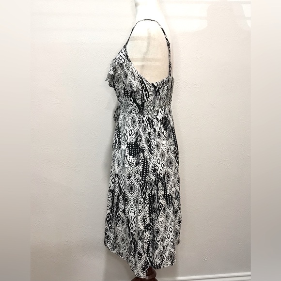 Torrid black and white sundress. Size 0 (S-M) - Picture 4 of 6